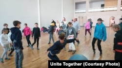 Ukrán gyerekek játszanak Tbilisziben a Unite Together civil szervezet által szervezett rendezvényen