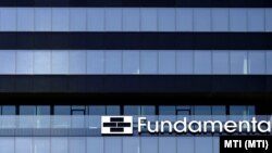 A Fundamenta Lakáskassza logója a Hegyvidék irodaház, a HillSide Offices üvegfalán a főváros XII. kerületében 2020. szeptember 14-én