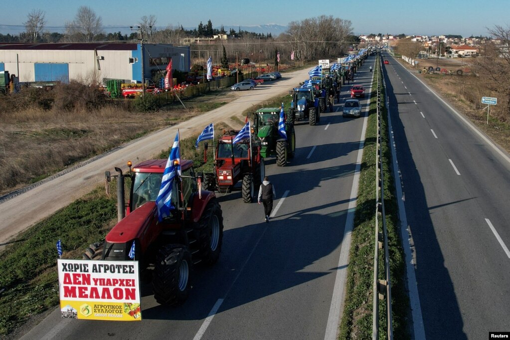 Disa fermerë duke protestuar në Greqi.