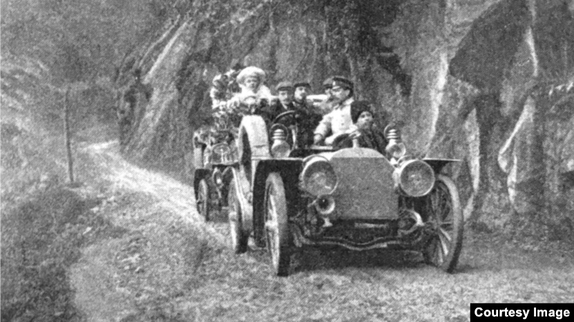 Pe potecile munților Caucaz, membrii primei expediții automobilistice intercontinentale românești.