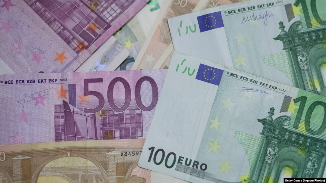 Asociațiile de consumatori spun că băncile nu își informează complet clienții în legătură cu costurile creditelor, iar consumatorii nu își cunosc drepturile în relația cu banca.