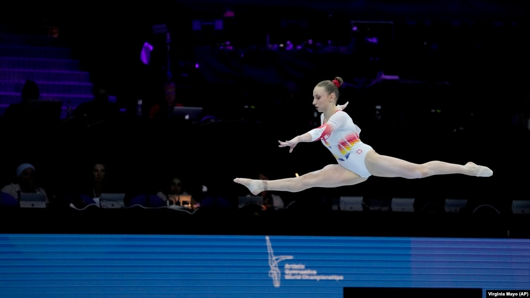Românca Ana Bărbosu la bârnă, în timpul calificărilor feminine la Campionatele Mondiale de gimnastică artistică de la Anvers, Belgia, 2 octombrie 2023
