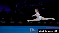 Românca Ana Bărbosu la bârnă, în timpul calificărilor feminine la Campionatele Mondiale de gimnastică artistică de la Anvers, Belgia, 2 octombrie 2023
