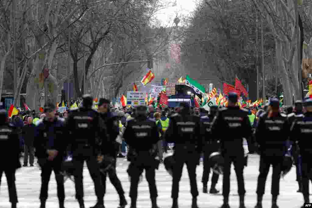 Policajci stoje u redu ispred farmera tokom njihovih protesta zbog uslova rada i evropske poljoprivredne politike, u Madridu, 26. februara 2024.