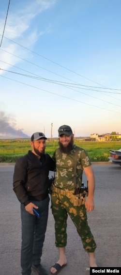 Чеченски военни доброволци позират западно от село Азов в украинската Запорожка област на 20 май.