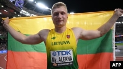 Бронзовият медалист Миколас Алекна позира за снимка след финала в хвърлянето на диск за мъже на Световното първенство по лека атлетика в Будапеща на 21 август 2023 г.