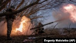 نیروهای ارتش اوکراین در حال آتشباری به سوی مواضع نیروهای روسیه در خط مقدم جبهه