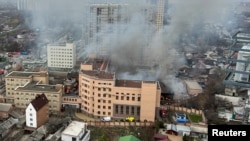 Дым от пожара, вызванного взрывом, поднимается над зданием пограничной службы ФСБ России в Ростове-на-Дону, Россия, 16 марта 2023 года