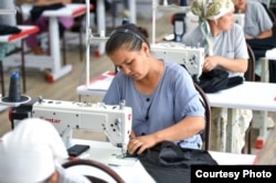 Gyrgyzystanyň Batken sebitindäki tikinçilik fabridinde işleýän aýallar.
