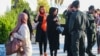 İran təhlükəsizlik əməkdaşları baş örtüyü pozuntularına qarşı küçələrdə patrul çəkir.