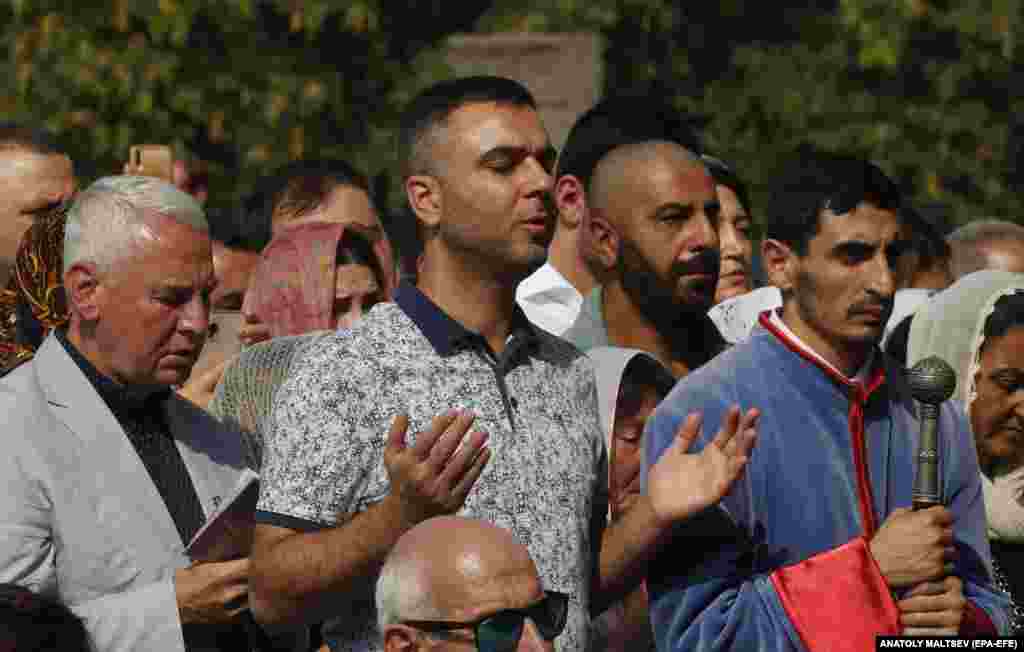 Armenians pray in&nbsp;Vagharshapat.