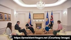 Presidentja e Kosovës, Vjosa Osmani dhe ambasadori i SHBA-së në Kosovë, Jaffrey Hovenier.