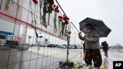 مردم به یاد قربانیان رویداد شب گذشته در مسکو گل گذاری می کنند