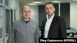 Victor Bînzari, directorul Energocom (dreaprta) și Eugen Urușciuc, în biroul Europei Libere din Chișinău
