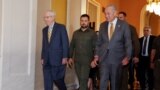 Сенаторы Митч Макконнелл и Чак Шумер сопровождают Владимира Зеленского в Конгрессе США