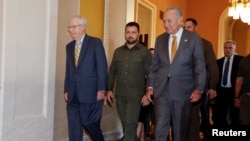 Сенатор Митч Макконнелл, президент Украины Владимир Зеленский, сенатор Чак Шумер (слева направо). Вашингтон, 21 сентября 2023 года