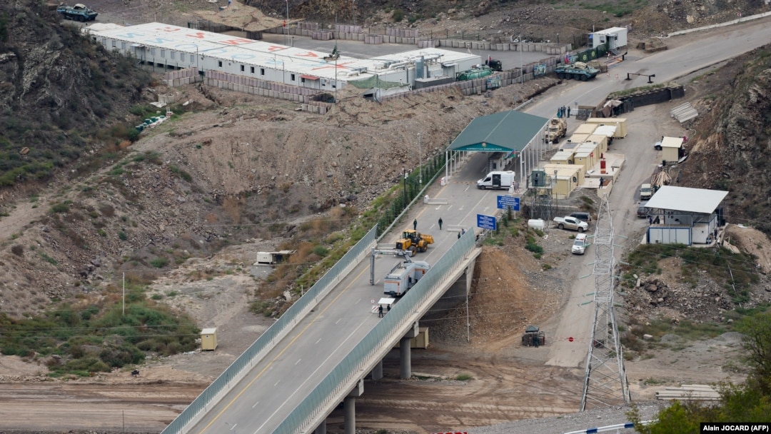 Әйелі ыдыс жуып жатқан порно фото