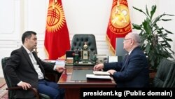 Președintele Sadîr Japarov (dr) primindu-l pe președintele Comisiei naționale pentru limba de stat și politica lingvistică, Kanîbek Osmonaliev.