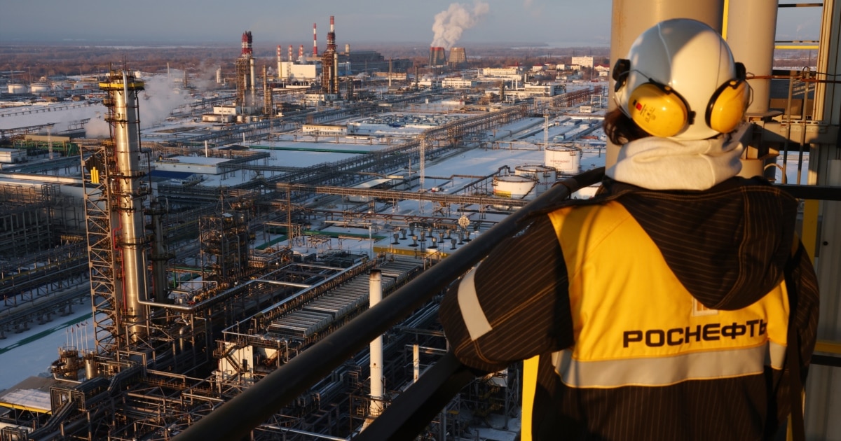 Удари дронів спричинили пожежі на двох НПЗ у Росії