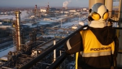 A view of the premises of the Novokuibyshevsk Refinery, a subsidiary of Rosneft Oil Company, in the city of Novokuibyshevsk 20 kilometers southwest of Samara. Rosneft is currently under European Union sanctions. (file photo)