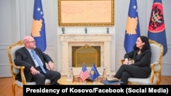 Presidentja e Kosovës, Vjosa Osmani, gjatë takimit të rregulltë me ambasadorin amerikan në Kosovë, Jeffrey Hovenier. Prishtinë, 22 shkurt 2024. 