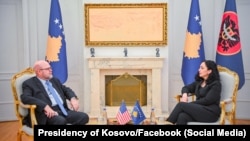 Presidentja e Kosovës, Vjosa Osmani, dhe ambasadori i Shteteve të Bashkuara në Prishtinë, Jeffrey Hovenier. (Fotografi nga arkivi)