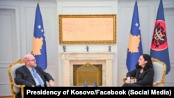 Presidentja e Kosovës, Vjosa Osmani, takon ambasadorin amerikan në Prishtinë, Jeffrey Hovenier. (Fotografi nga arkivi)