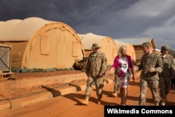 Первая леди США Джилл Байден посещает американскую военную базу в Нигере. Весна 2023 года, до военного переворота в стране