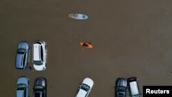 Автомобілі, частково затоплені внаслідок недавніх злив у Монтпілієрі, штат Вермонт, США, 11 липня 2023 року 