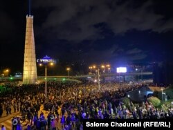 "აგენტების კანონის" საწინააღმდეგო დემონსტრაცია გმირთა მოედანზე