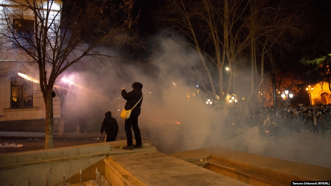 Georgienii au protestat din nou în fața Parlamentului din Tbilisi față de adoptarea, în primă lectură, a așa-numitei legi a agenților străin