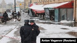 Полицейские охраняют место взрыва кафе, в котором накануне был убит российский военный блогер Владлен Татарский (настоящее имя Максим Фомин) в Санкт-Петербурге, Россия, 3 апреля 2023 года