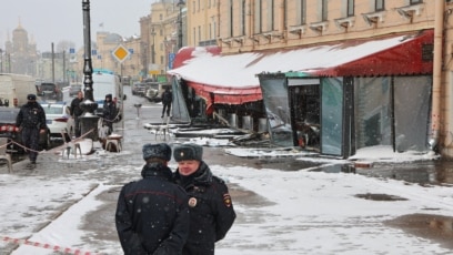 Бомба скрита в статуетка избухна в претъпкано кафене в Санкт