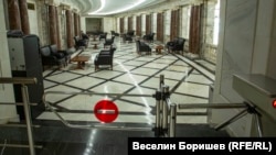  Достъпът на публицисти до депутатите е стеснен. 