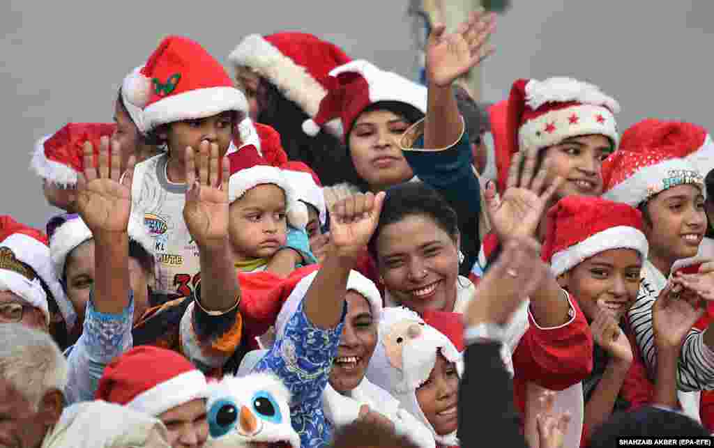 Members of Pakistan&#39;s Christian minority parade ahead of Christmas on a road in Karachi.&nbsp;