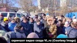 Сход жителей Владивостока против застройки Тихвинского леса 3 февраля 2024 года.