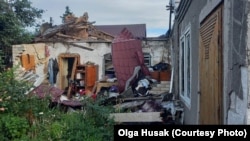 Родина Гусаків показала свій розбомблений дім. Маріуполь, березень 2022 року