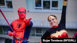 Volonteri Alpskog kluba Priština, obučeni u kostime superheroja Spajdermena i Superžene.