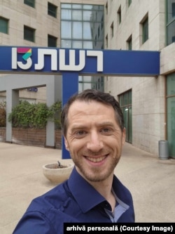 Silvian Boiangiu locuiește în Rishon Letzion, un oraș la aproximativ 15 kilometri sud de Tel Aviv, împreună cu soția și cele două fete.