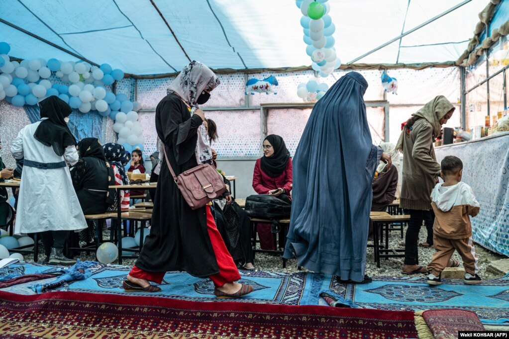 Klientet shkojnë për të ngrënë në restorantin Banowan-e-Afghan në Kabul, i cili punëson vajza dhe gra.