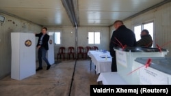 Një qendër votimi në Zubin Potok. 23 prill 2023.