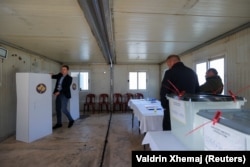 Pripadnici kosovske Centralne izborne jedinice pripremaju kontejner za glasanje u Zubinom Potoku, 23. april 2023.