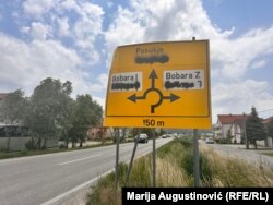 Prometni znak na području Tomislavgrada, na jugozapadu BiH, sa prekriženim ćiriličnim natpisima