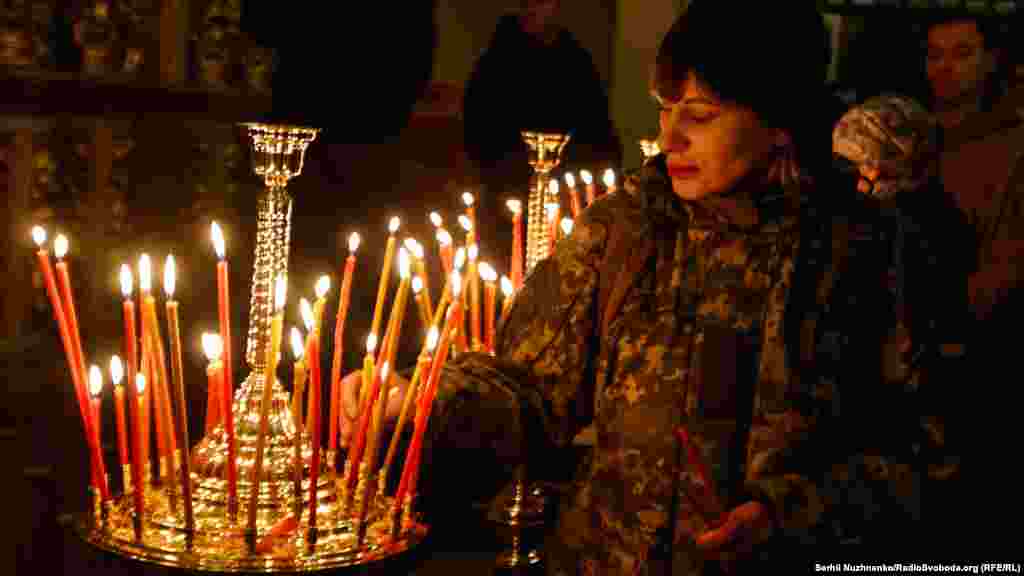 Військова ЗСУ в Успенському соборі Києво-Печерської лаври під час першого Великоднього богослужіння Православної церкви України