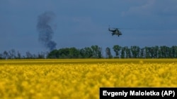 Український Мі-8 повертається з бойової операції на передовій у Харківській області, 19 травня 2024 року