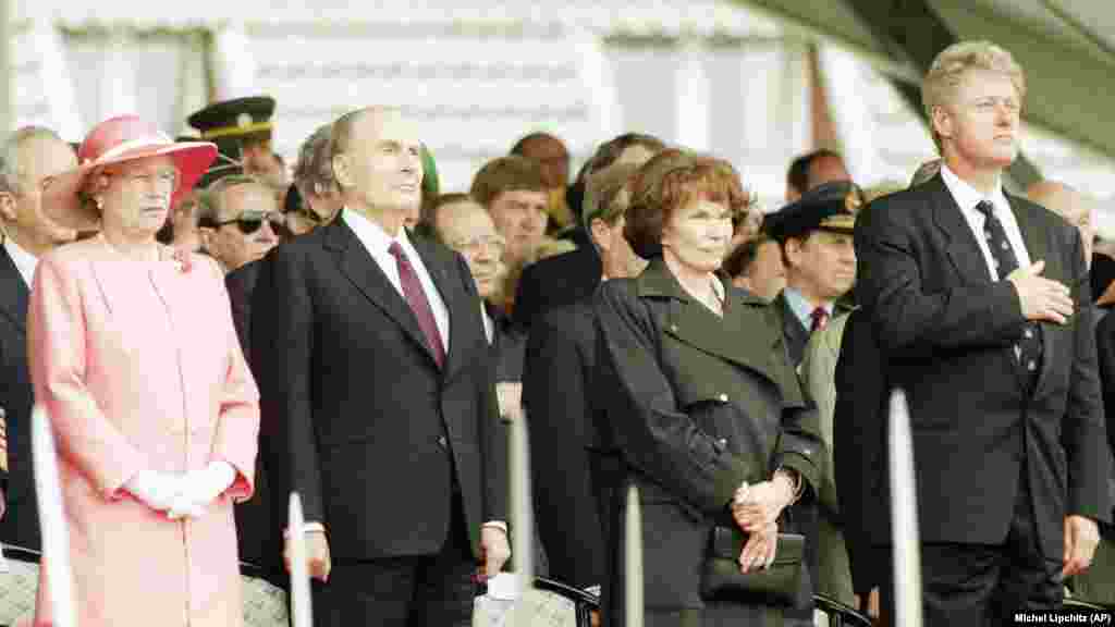Svečanosti Dana D povodom 50. godišnjice 6. juna 1994. prisustvovali su tadašnji francuski predsjednik Francois Mitterrand (drugi slijeva) i njegova supruga Danielle (druga s desna), kojima se pridružila i britanska kraljica Elizabeta II (lijevo) i američki predsjednik Bill Clinton (desno). U izjavi koju je dao sljedećeg dana, Clinton je rekao: &quot;Sovjetsko carstvo je nestalo&quot;, dok je hvalio Ruse, Poljake i druge za učešće u oslobađanju Evrope. U ovom periodu došlo je i do širenja NATO-a na istočnu Evropu, naglašavajući posvećenost Sjedinjenih Država evropskoj sigurnosti.