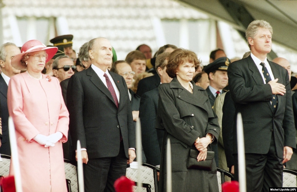 Në ceremonitë për të shënuar 50-vjetorin e Ditës-D më 6 qershor 1994, morën pjesë presidenti i atëhershëm francez, Francois Mitterrand (i dyti nga e majta) dhe gruaja e tij, Danielle (e dyta nga e djathta), të cilëve iu bashkua Mbretëresha e Britanisë Elizabeth II (majtas) dhe presidenti i SHBA-së, Bill Clinton (djathtas). Në komentet që bëri të nesërmen, Clinton tha: &quot;Perandoria Sovjetike është zhdukur&quot;, ndërsa ai lavdëroi rusët, polakët dhe të tjerët për pjesëmarrjen në çlirimin e Evropës. Kjo periudhë pa edhe zgjerimin e NATO-s në Evropën Lindore, duke nënvizuar angazhimin e Shteteve të Bashkuara për sigurinë evropiane.&nbsp;