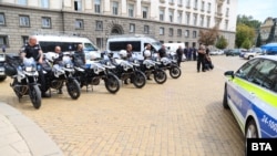  Служители на Министерство на вътрешните работи на митинг пред постройката на президентството. Поводът е отхвърли на президента Румен Радев да подпише декрет за длъжностен кабинет с присъединяване на служебния министър на вътрешните работи Калин Стоянов 