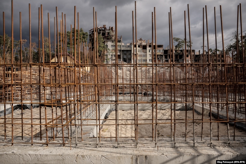 Le fondamenta di un nuovo edificio a Irpyan.  Il gruppo ReBuildUA stima che le riparazioni alla città costeranno 685 milioni di dollari
