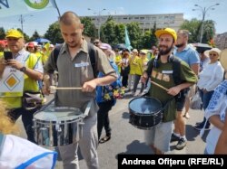 Unii dintre profesorii veniți în Piața Victoriei și-au adus tobele, pentru că spun ei așa se fac mai auziți.